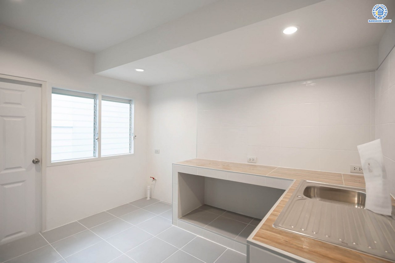 บ้านมือสองตกแต่งใหม่ โครงการ มิตรรุ่งเรือง จรัญสนิทวงศ์ เนื้อที่ 27 ตร.ว. ฟังก์ชัน 3 ห้องนอน 2 ห้องน้ำ จอดรถได้ 1 คัน บนทำเลศักยภาพ เชื่อมต่อหลายเส้นทาง ใกล้จุดขึ้นทางด่วน "ศรีรัช" และรถไฟฟ้าสายสีน้ำเงิน "สถานีไฟฉาย"